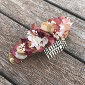 Tocado de flor preservada tonos frambuesa, blanco, burdeos & ocre