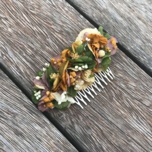 Tocado de flor preservada multicolor: naranja, verde y crudo