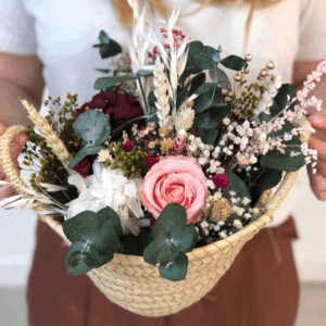 Cesto de flores preservadas MAY | Decoración floral artesanal y duradera