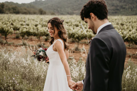 Una boda en un viñedo: La elección de complementos y ramos de novia