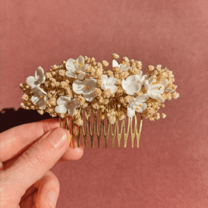 Peineta de Paniculata Preservada y Flores de Porcelana